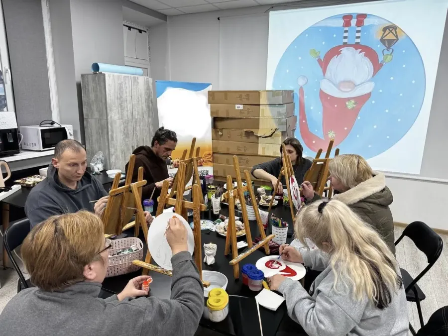 Малювання стало не просто творчістю, а способом емоційного відновлення. Фото: ГО "Чисті серця Калуш"
