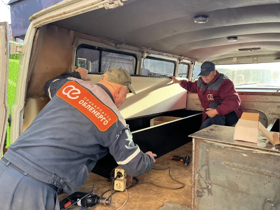 У салоні автомобіля зробили лежанки для відпочинку бійців 