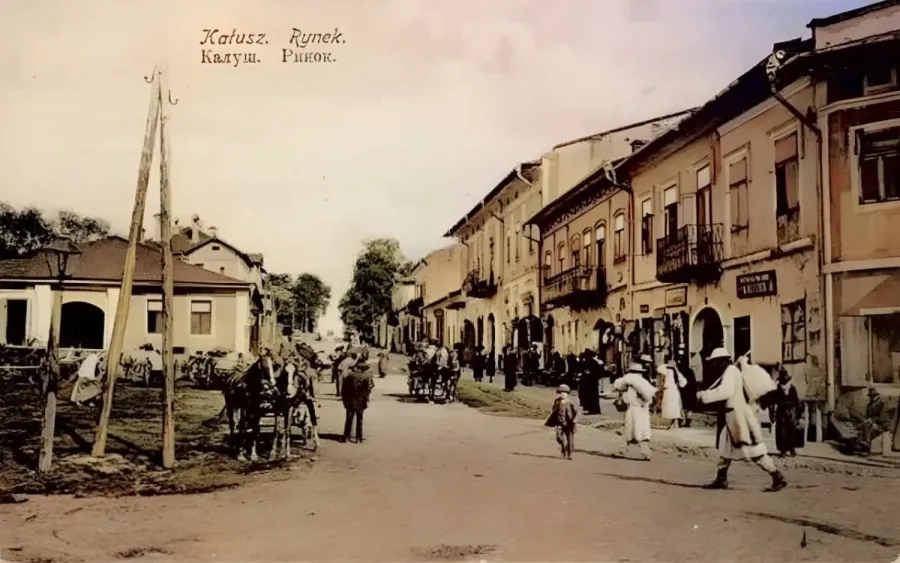 Дерев’яна конструкція телеграфного стовпа на площі Героїв. Фото: поштівка 1906 року