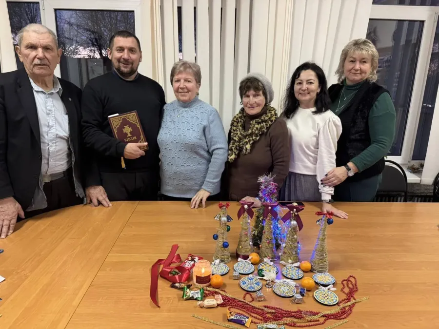 Учасники мали змогу поспілкуватися та створити символ Різдва 