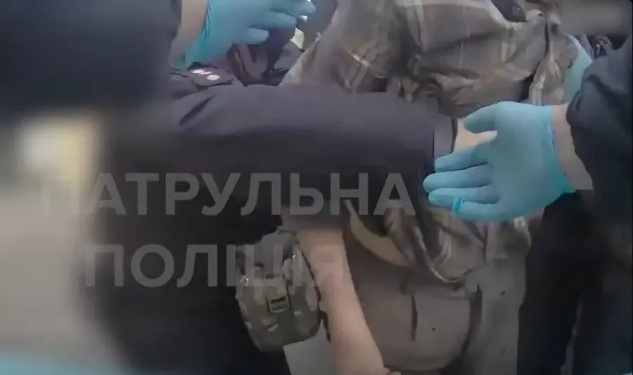 Правоохоронці негайно вирушили на допомогу чоловіку. Фото: скрін із відео