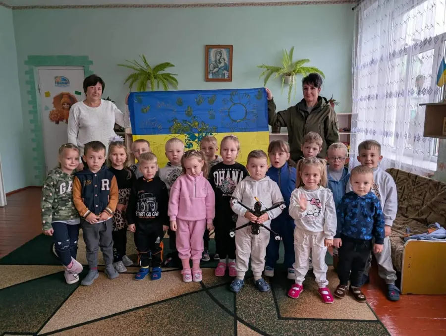 Без дітей, вчителів та батьків я не варта нічого, — каже волонтерка Оксана Агеєнко