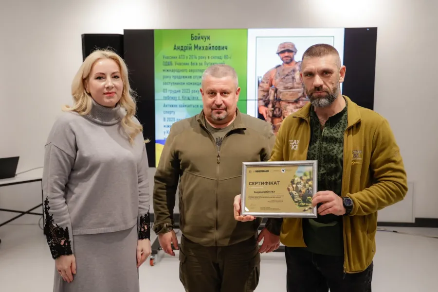 В Івано-Франківську ветерану вручили сертифікат. Фото: Івано-Франківська ОВА