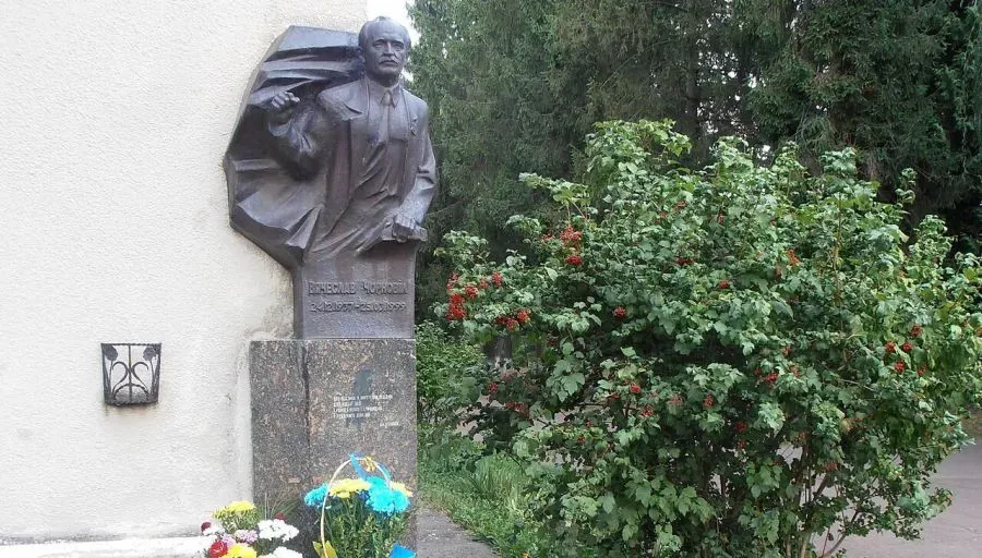 Барельєф В'ячеславові Чорноволу розміщений на фасаді Палацу культури "Мінерал"