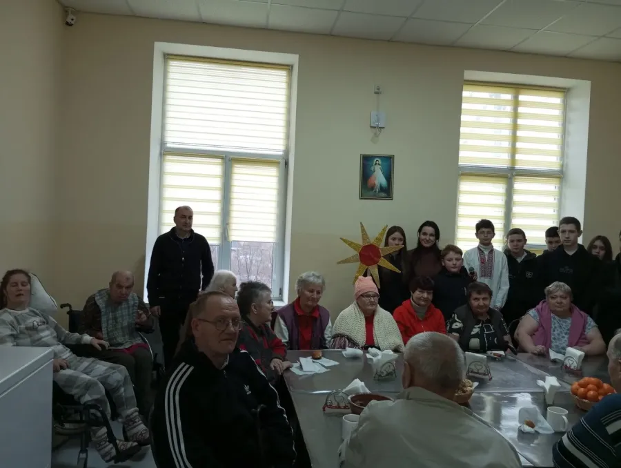 У геріатричному центрі лунали колядки, вірші і щирі слова. Фото: Калуський геріатричний центр