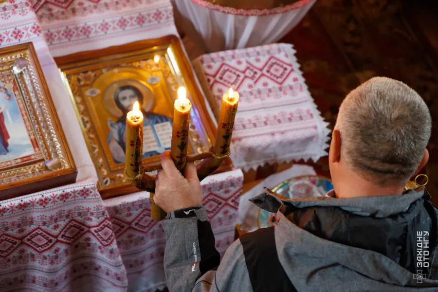 Для багатьох бійців частиною внутрішнього спокою стає відвідування церкви. Фото: 50 полк НГУ