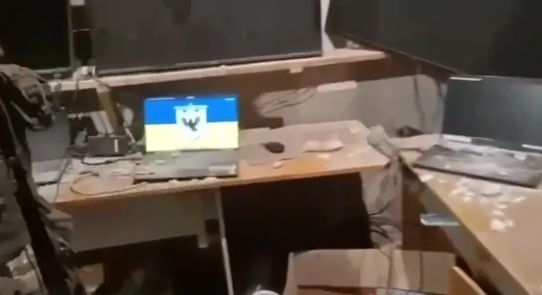 Окупанти показали залишені ноутбуки, незапаролений смартфон, печатки та інші речі. Фото: скрін із відео