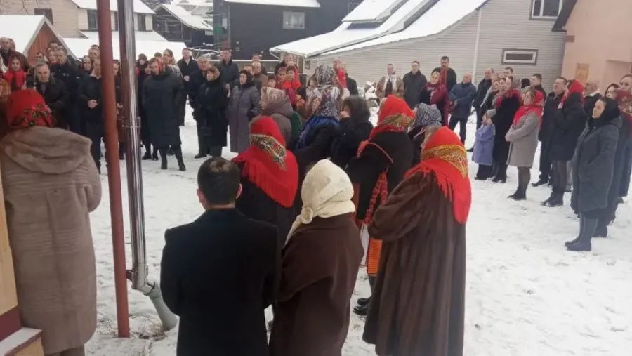 На подвір’ї біля храму парафіяни чекали понад п'ять годин