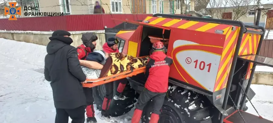 Рятувальники надають невідкладну допомогу хворим