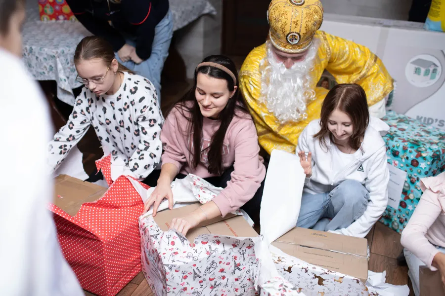 У святковій атмосфері діти отримали омріяні подарунки 