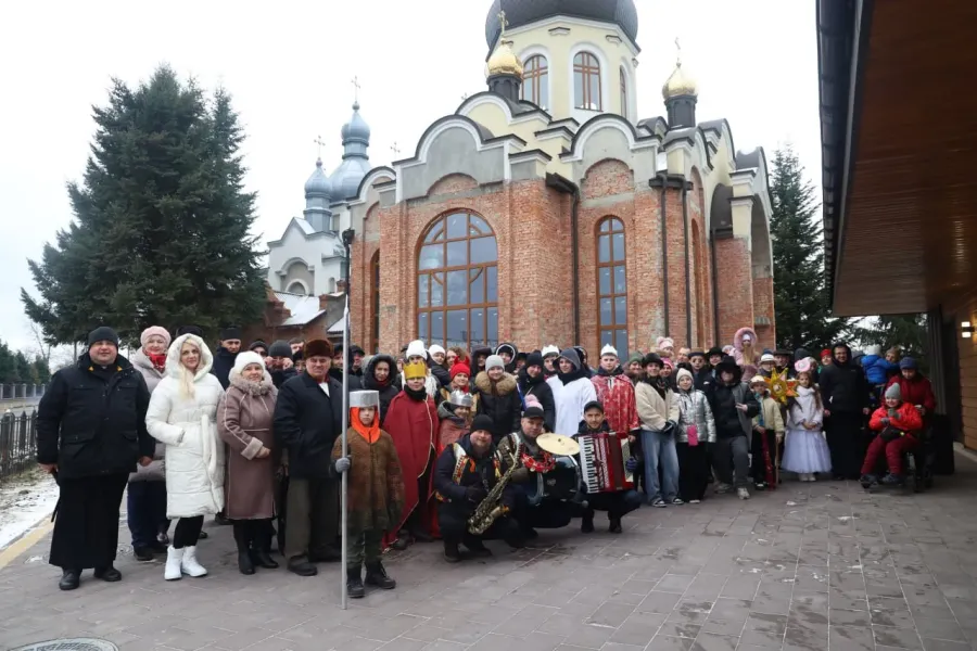 Завершилося святкування дружнім спілкуванням на подвір’ї