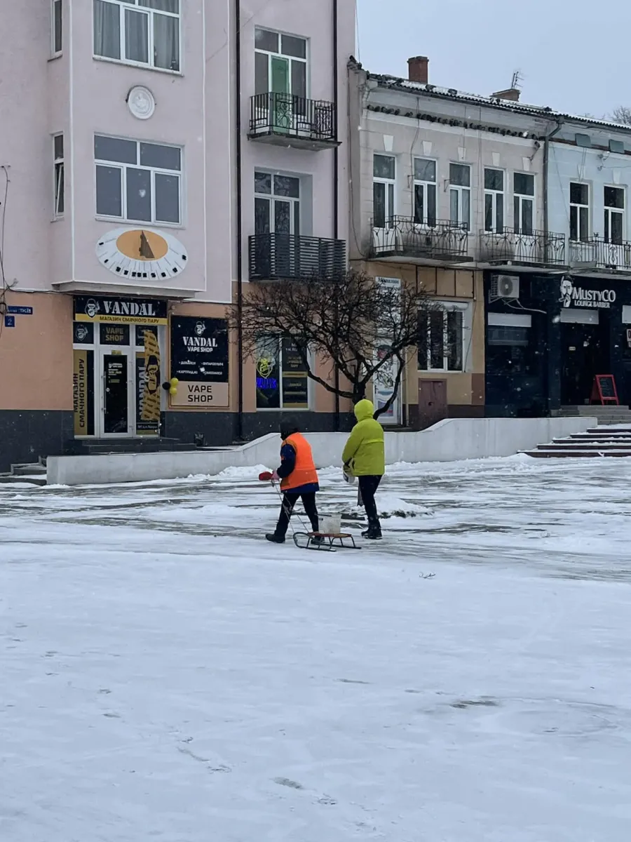 Двірники свою роботу за ці вихідні також виконували, прочищаючи пішохідні доріжки
