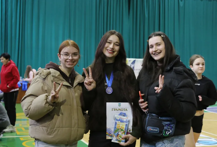Чемпіонка області Альбіна Піліх — по центру. Фото: Департамент молодіжної політики та спорту Івано-Франківської ОДА