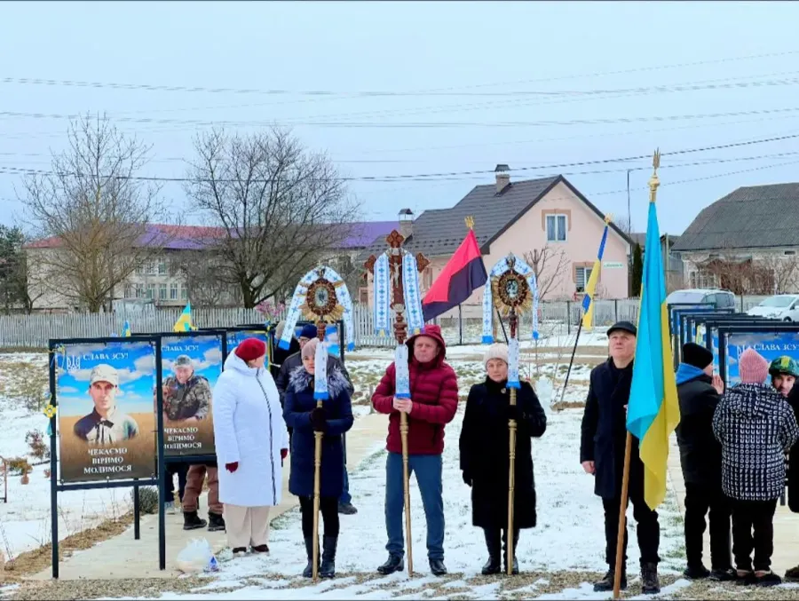 На Алеї віри і надії вчетверте молилися за зниклих безвісти на війні земляків. Фото: Оксана Савчук