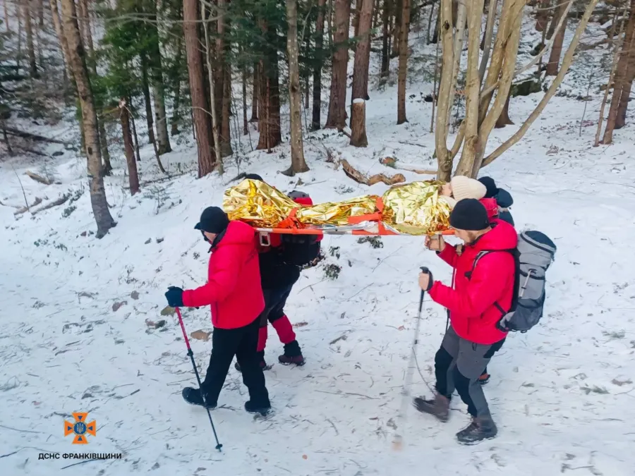 Туристку транспортували до карети екстреної медичної допомоги