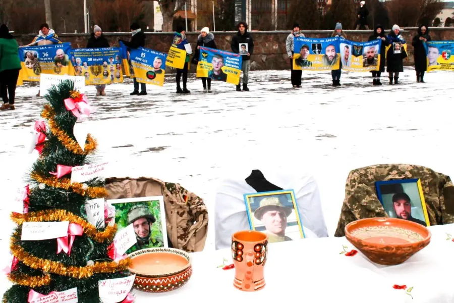 Для багатьох українських родин Святий вечір — не свято, а тиша й очікування. Фото: Анна Цингарюк