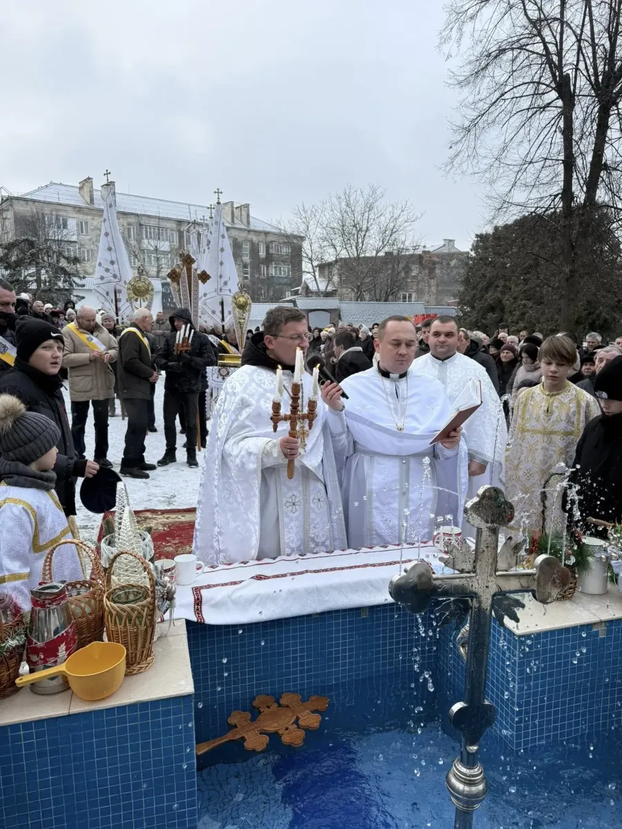 Момент Йорданського водосвяття. Калуш, 6 січня 2025 року. Фото: Вероніка Мельничук-Бігун