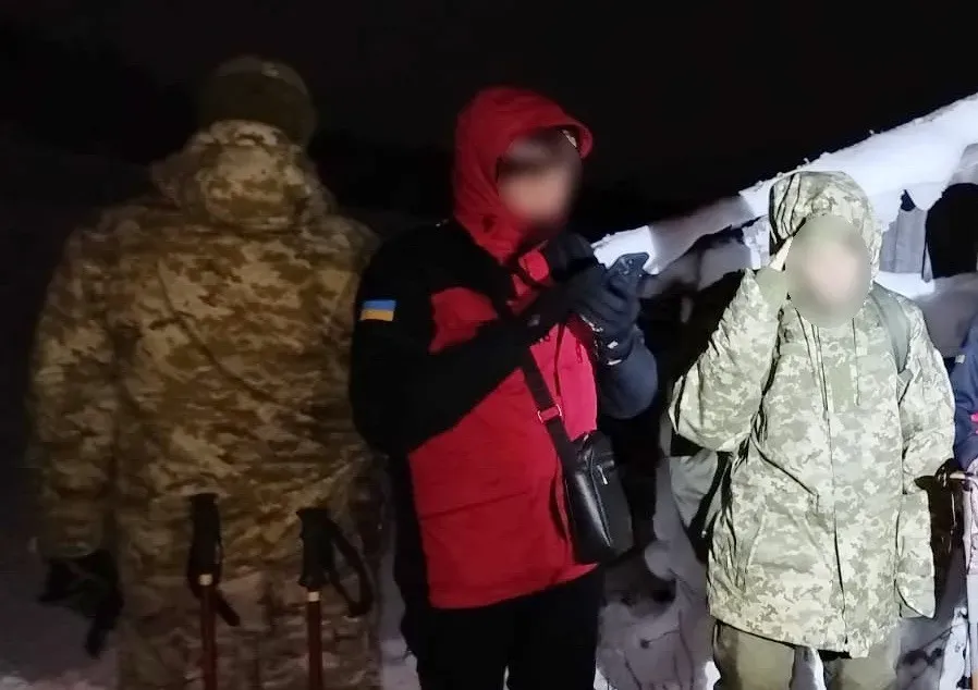 Прикордонники Чернівецького загону врятували у горах заблукалого дніпрянина