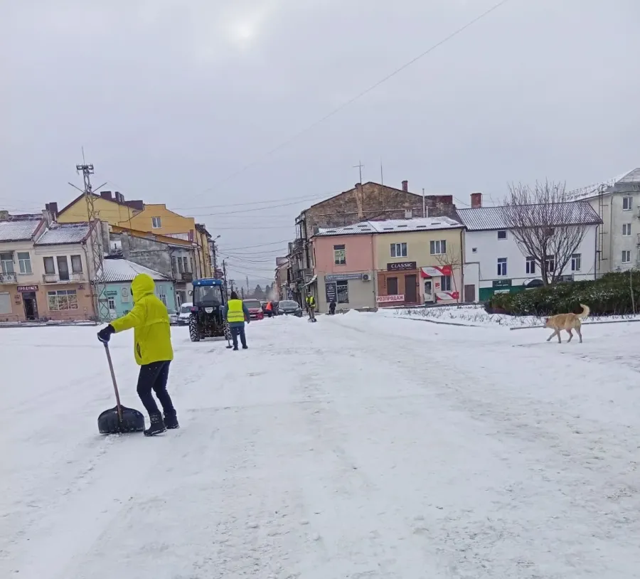 Відбувається інтенсивне підсипання доріг, тож виникла потреба у закупівлі солі. Фото: КП "Калушавтодор"