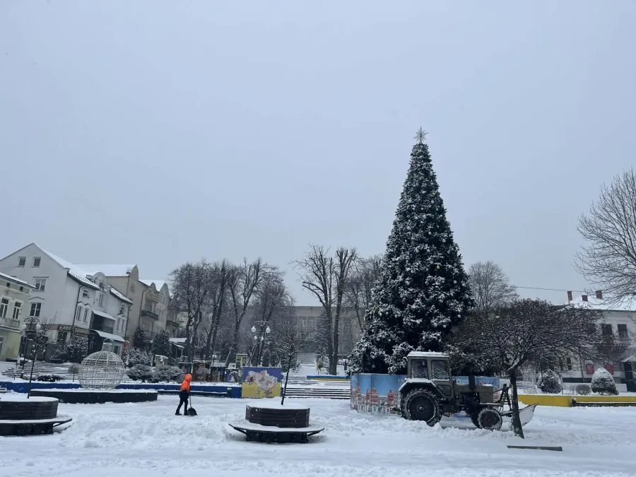 На благоустрої Калуша сьогодні залучені 33 працівників. Фото: "Вікна"