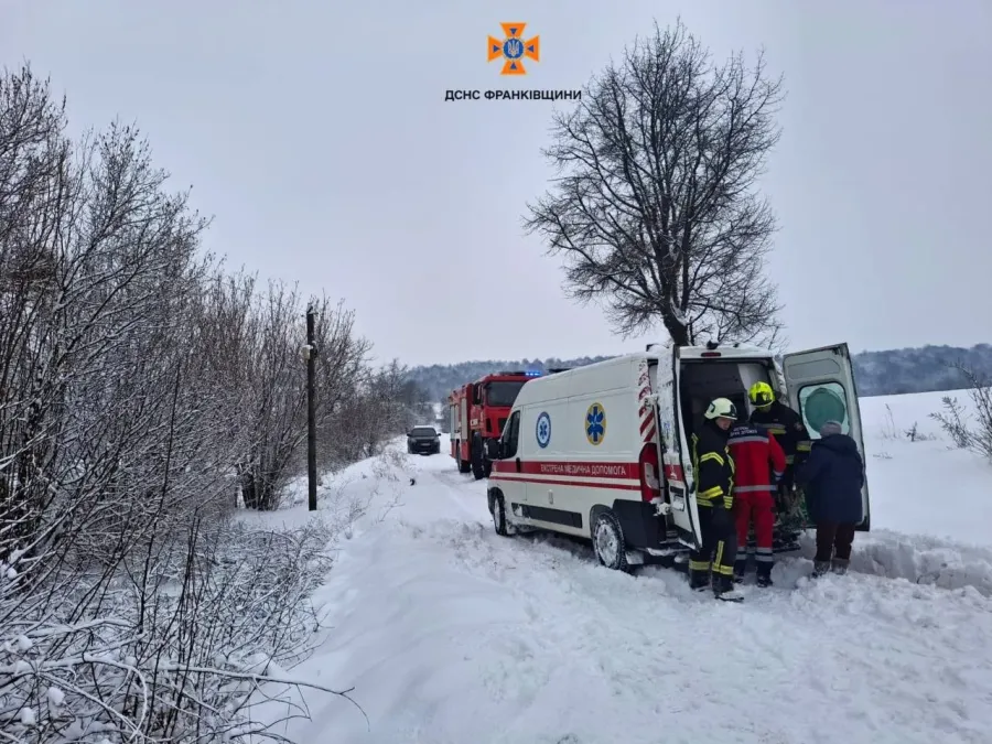 Рятувальники надали допомогу з буксирування автомобіля екстреної медичної допомоги