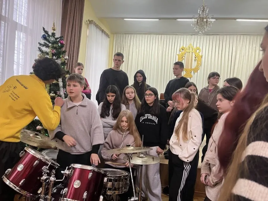 Діти захоплено пробували грати на інструментах. Фото: Калуська дитяча музична школа