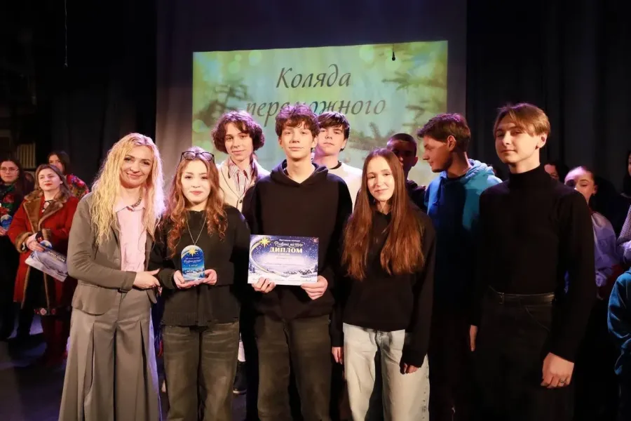 Актори "Силентіуму" отримують нагороду. Фото: Коломия Культурна/Фейсбук