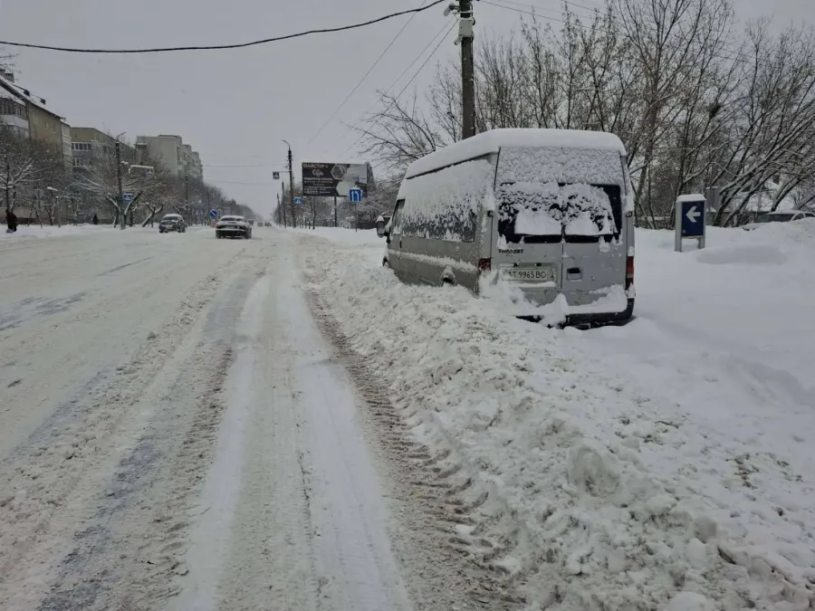 Сьогодні на вулиці міста вийшли 14 одиниць снігоочисної техніки. Фото: Калуська міська рада