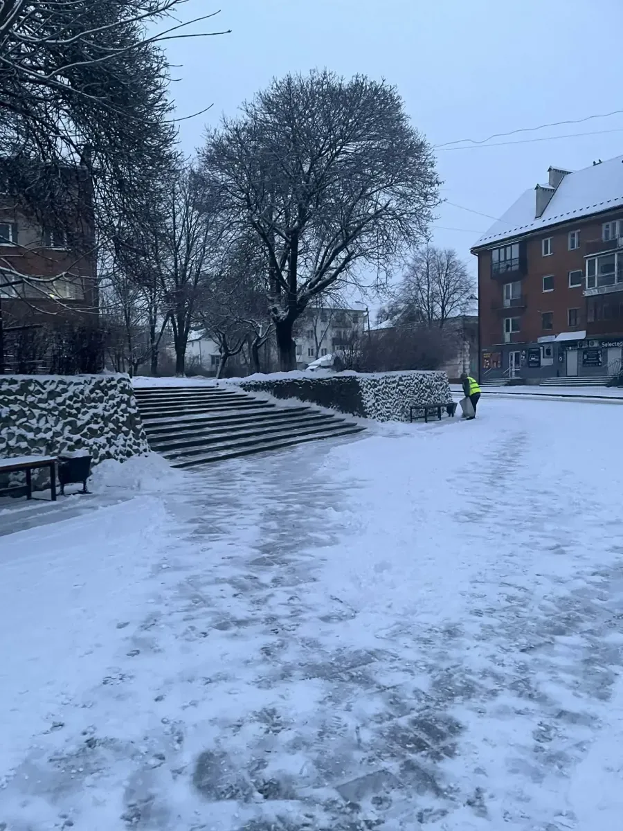 Через ожеледицю збільшилася кількість випадків вуличного травматизму. Фото: "Вікна"