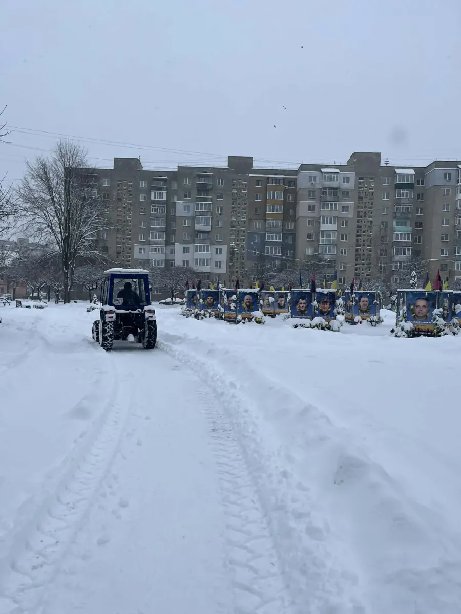 Комунальна техніка прогортає дороги від снігу
