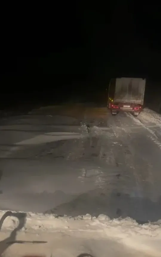 На дорогах Прикарпаття працює снігоочисна техніка. Фото: скрін із відео