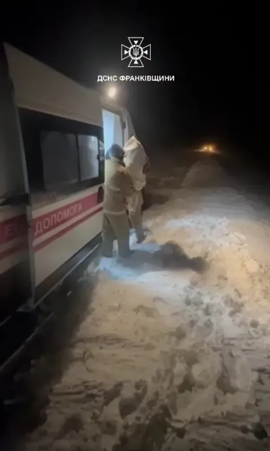 Рятувальники надавали допомогу людям. Фото: скрін із відео