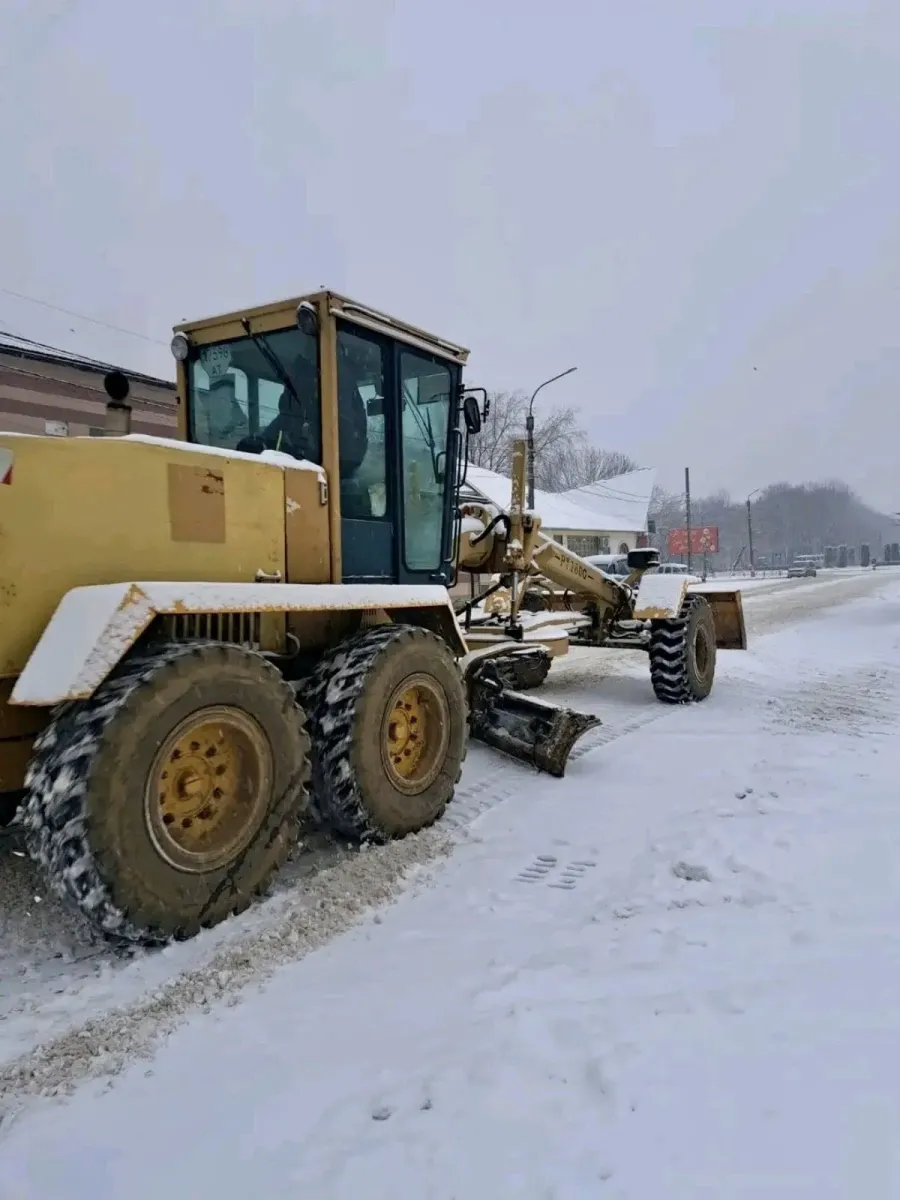 Якщо 8 січня чергувало на дорозі 10 водіїв-комунальників, то на сьогодні — вдвічі менше. Фото: "Калушавтодор"