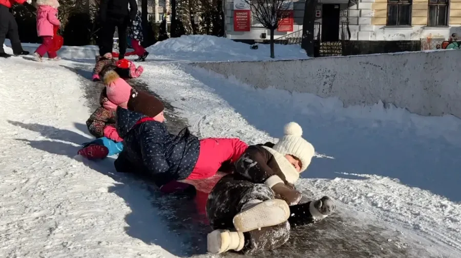 Діти нарешті можуть натішитися справжній зимі просто в центрі міста