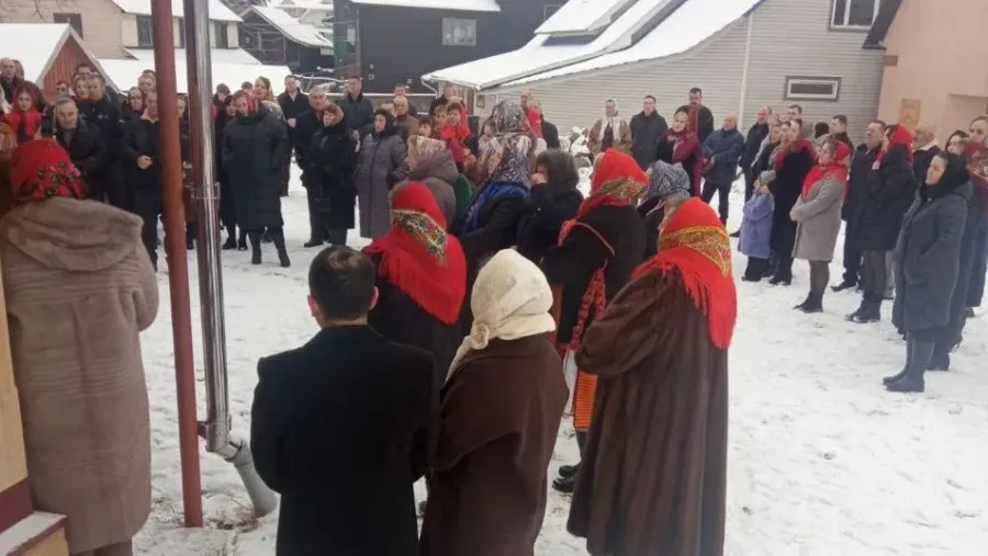 На подвір’ї біля храму парафіяни чекали понад п'ять годин