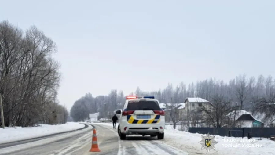 На місці події працюють поліцейські, опитують можливих свідків та проводять слідчі дії