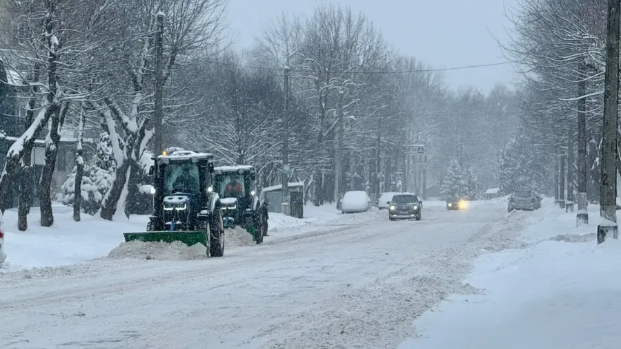 Дороги у Калуській громаді розчищають від снігу. Фото: КП "Калушавтодор"