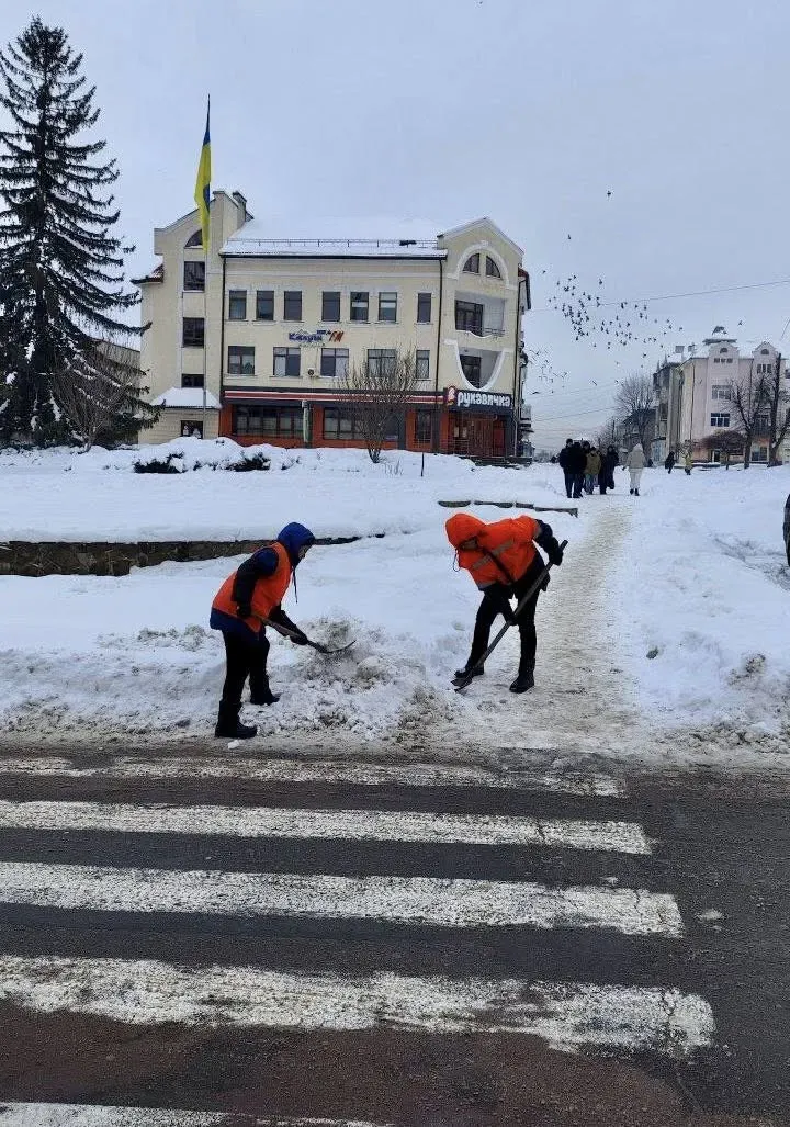 Близько 120 працівників "Калушавтодору" вручну очищають тротуари по всьому місту