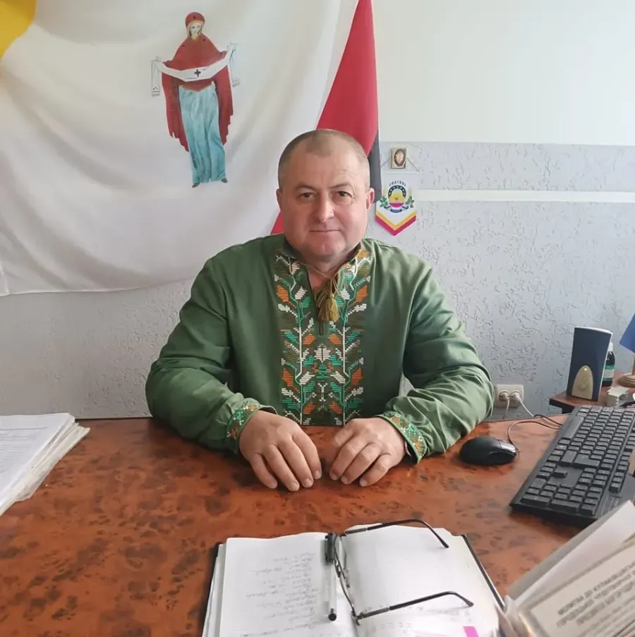 У перший день снігопаду Василь Лазар працював на своєму тракторі безперервно впродовж 8 годин