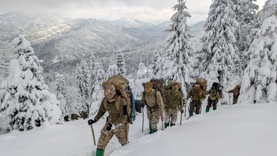 Група курсантів рухалася на снігоступах, але навіть це не рятувало від повного виснаження