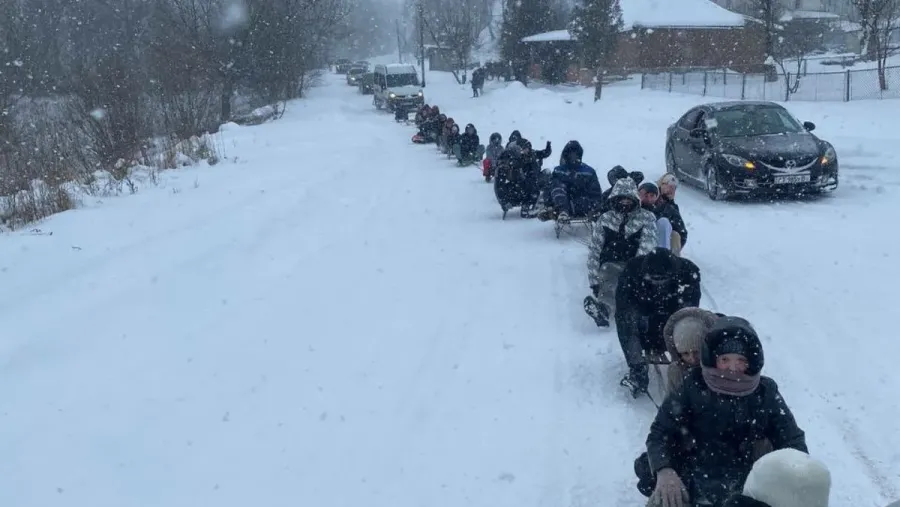 До челенджу долучилися цілі сім’ї та дружні команди — загалом 30 учасників на санчатах