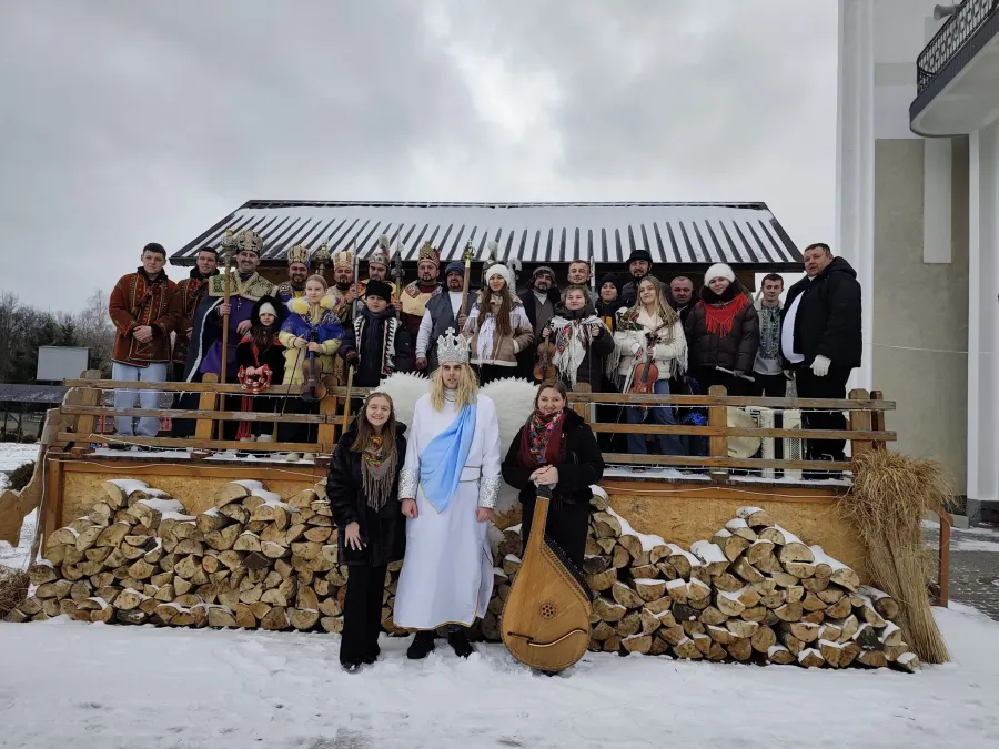 Вертеп колядував для допомоги ЗСУ на Рожнятівщині та Долинщині