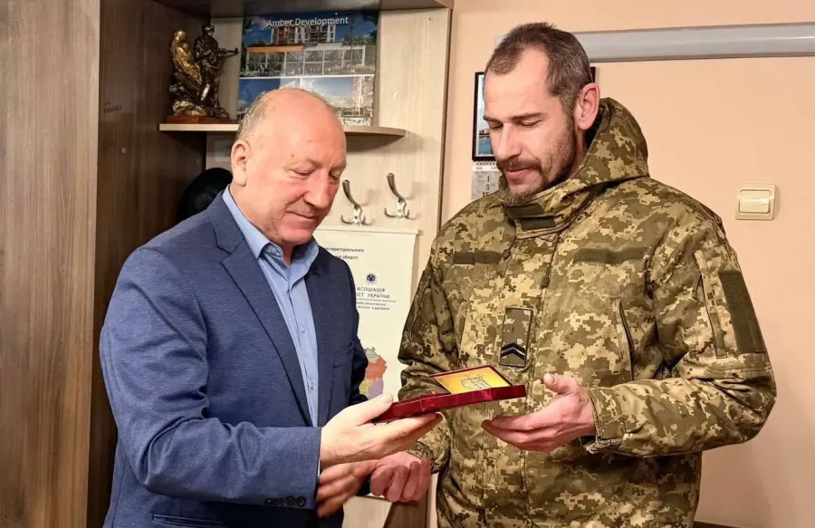 Захисникові вручили медаль "Лицарський хрест"