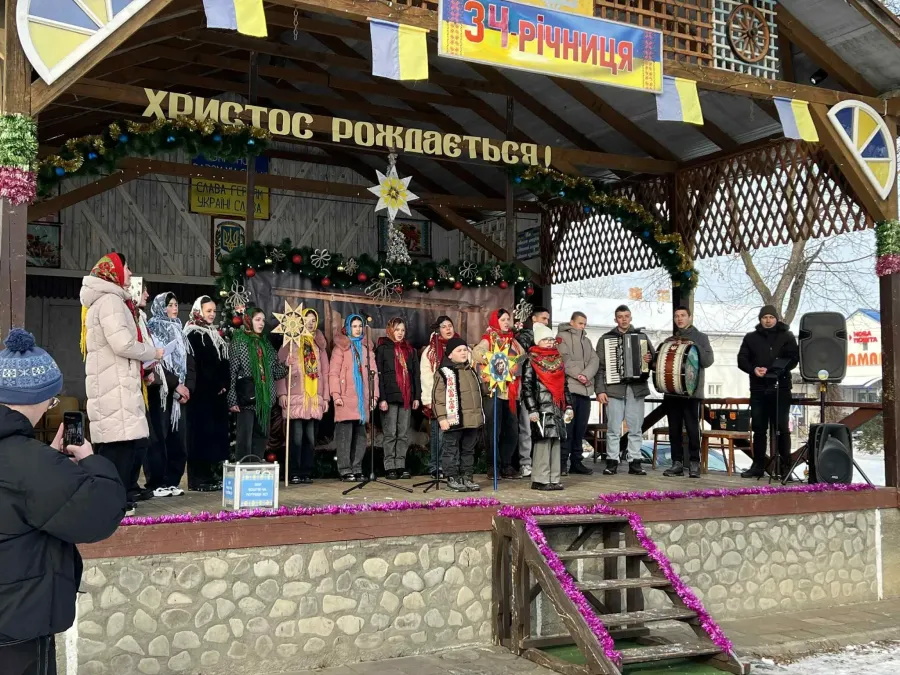 Зі сцени звучали як автентичні гуцульські колядки, так і сучасні різдвяні пісні 