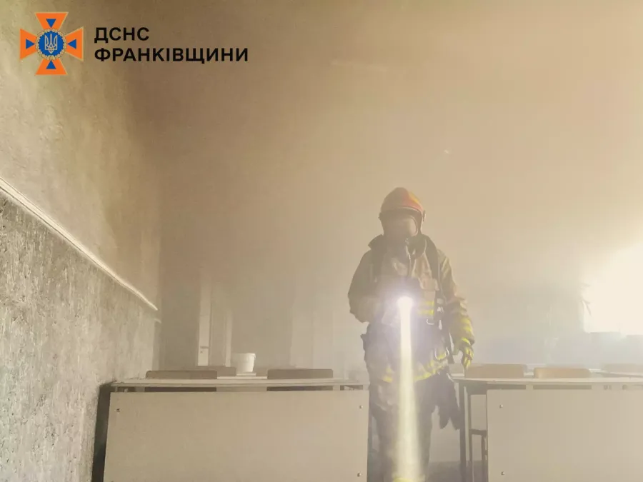 У комп’ютерному класі загорілися меблі. Фото: ДСНС