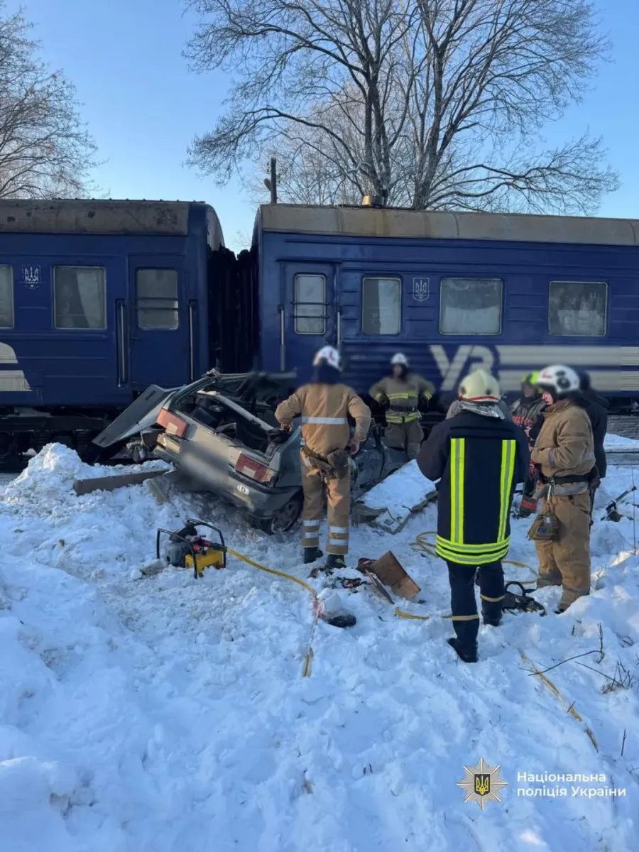 Поліція встановлює всі обставини ДТП на залізничному переїзді