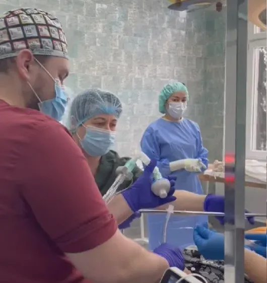 Медики успішно прооперували жінку. Фото: скрін із відео