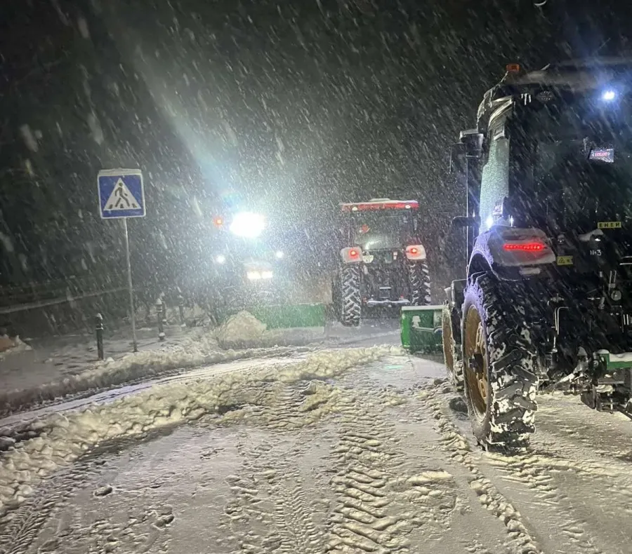 Підприємці надають допомогу комунальникам технікою. Фото: КП "Калушавтодор"