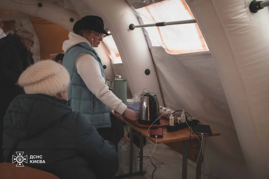 Кияни перебувають у пунктах незламності. Фото: ГУ ДСНС України