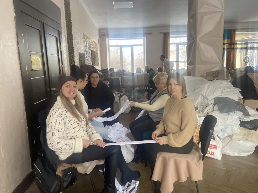 Під час канікул учителі ліцею долучилися до плетіння маскувальних сіток.